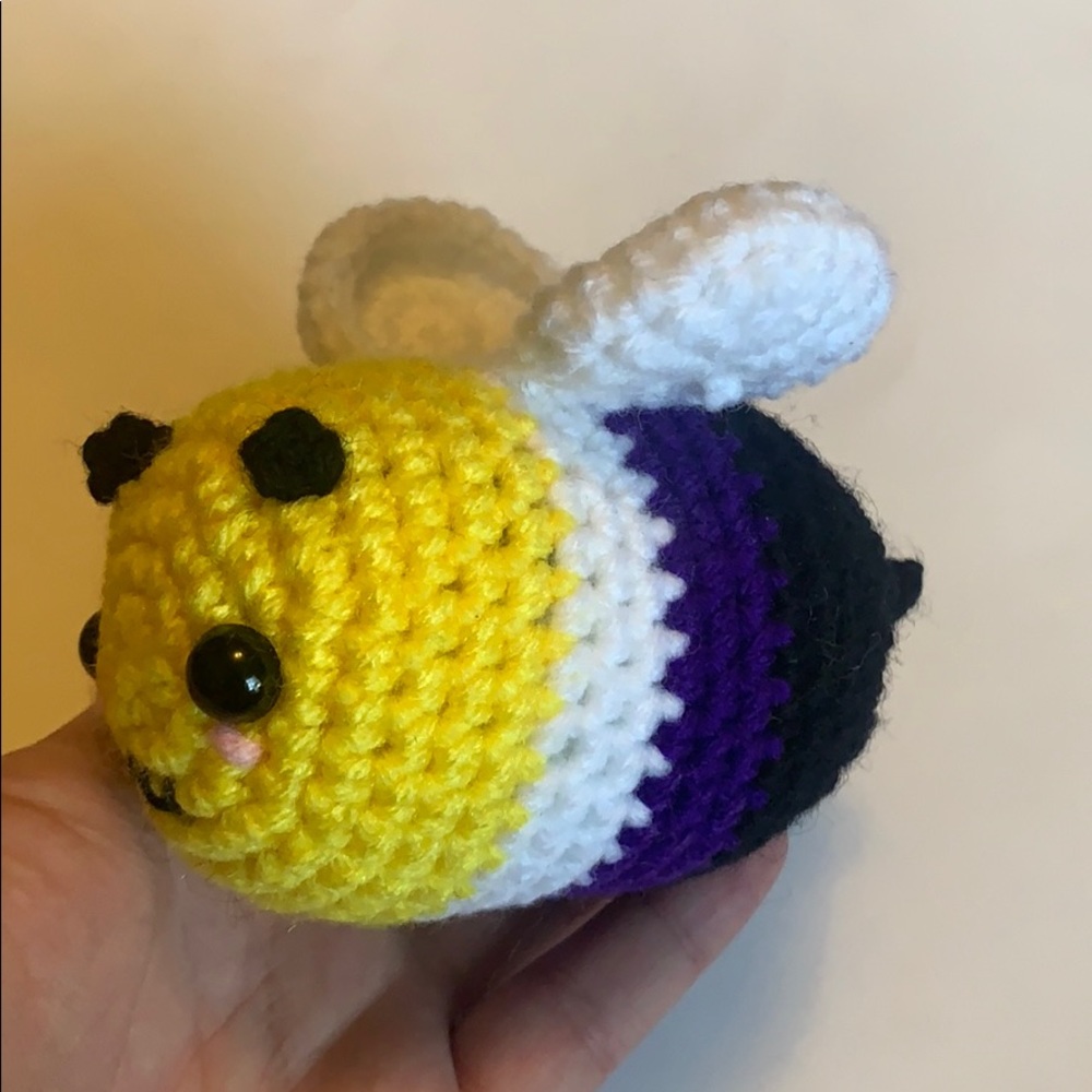 Made to order💖Non-binary pride bee plush crochet - Picture 1 of 8